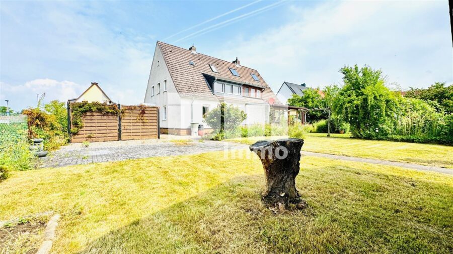 Modernisierte Doppelhaushälfte mit großem Grundstück und vielen Extras - Gartenbereich